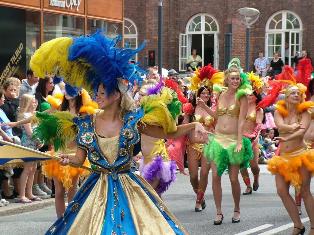 Những bộ trang phục truyền thống rực rỡ tại lễ hội Carnival