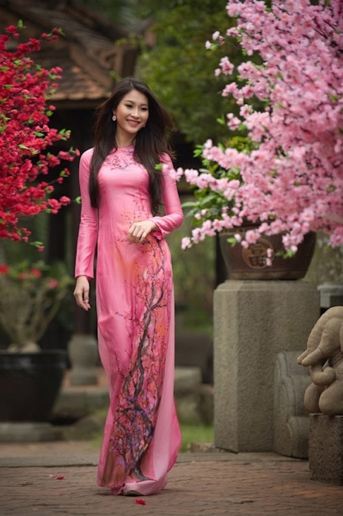 Trang phục áo dài tiêu biểu của dân tộc Việt