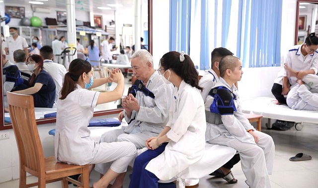 Cử nhân Điều dưỡng ra trường làm gì? Mức lương thế nào?